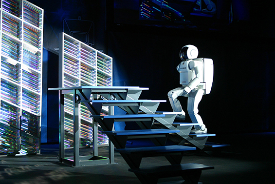 02_ASIMO_Climbing_Stairs_2