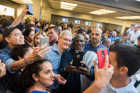 Tim_Cook_Applestore